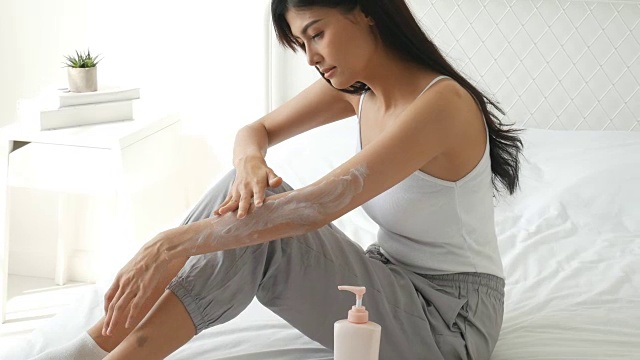 詳情圖-女士在床上擦手霜