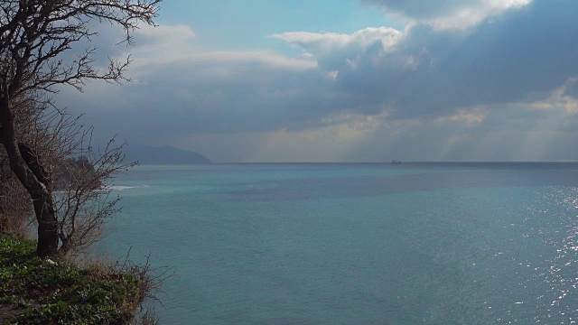 雄伟的海洋和海岸，孤单的船在远方