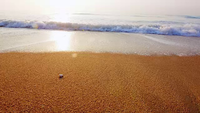 海浪卷起白色沙滩的特写镜头