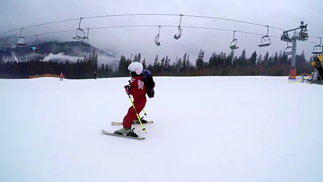 小女孩学滑雪