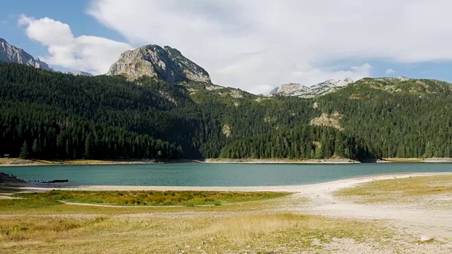 黑色大湖的全景