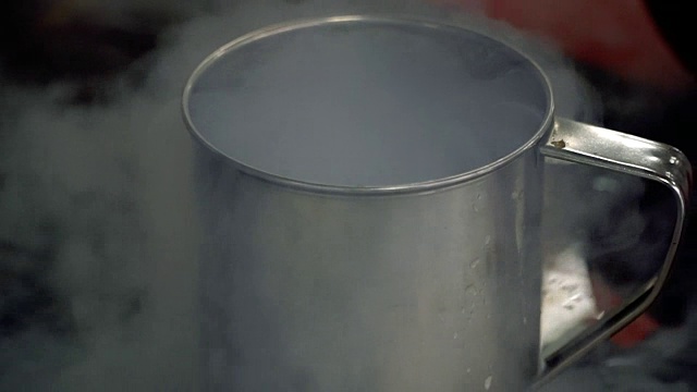液态氮。重氮倒入一个铁容器中