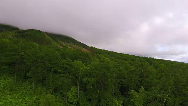 壮丽的日落山景。日出时的山谷。夏天自然景观。戏剧性的天空。美丽的世界。山上美丽的日出