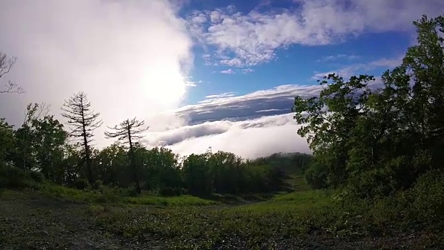 壮丽的日落山景。日出时的山谷。夏天自然景观。戏剧性的天空。美丽的世界。山上美丽的日出