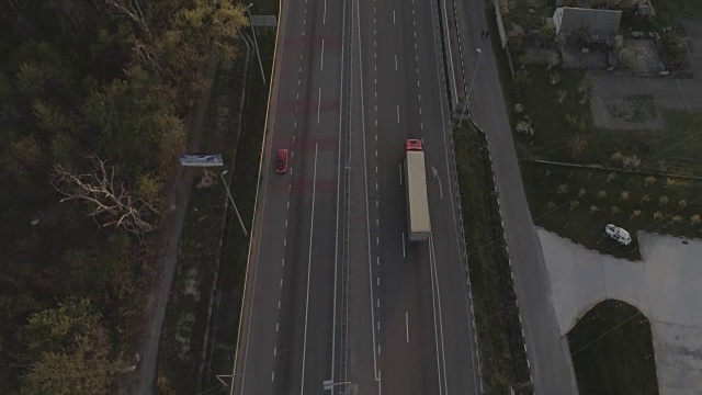 在高速公路上通过乡村的交通鸟瞰图。