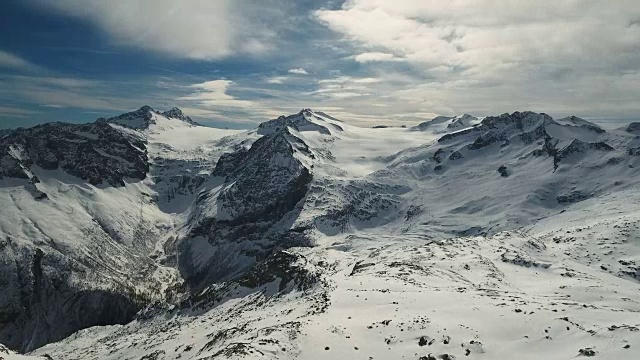 在帕索德尔托纳勒山顶的积雪覆盖的山峰