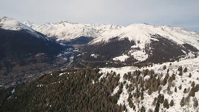 意大利阿尔卑斯山谷和森林空中