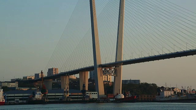 港口的桥连接着海岸。河上大桥的壮丽景色