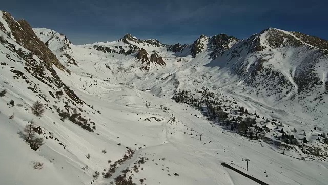 晴天天线上的雪山斜坡