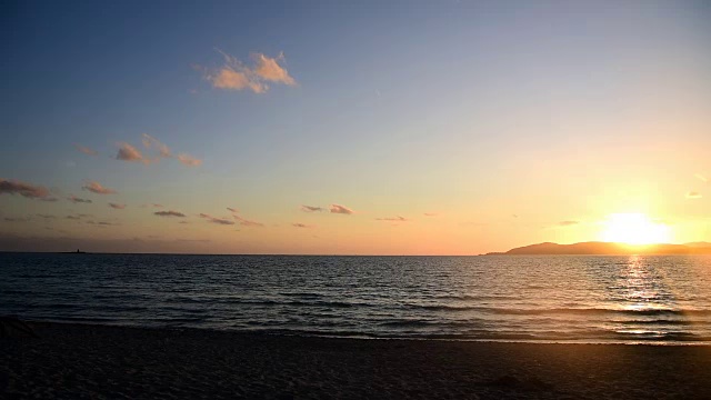 日落时分阿尔盖罗海面上美丽的天空。意大利撒丁岛