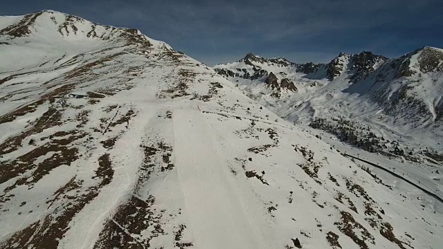 晴天天线上的雪山斜坡