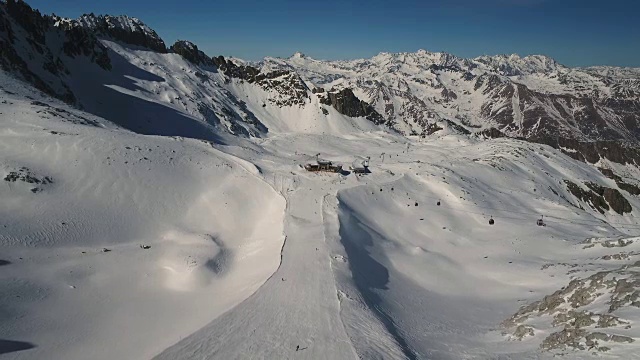 意大利阿尔卑斯山滑雪坡活动的空中全景图