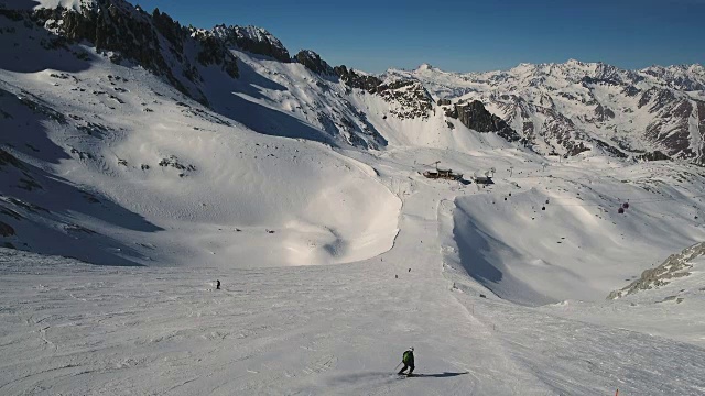 意大利阿尔卑斯山滑雪坡活动的空中全景图