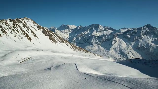 雄伟的雪山和一个滑雪斜坡