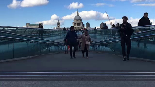 横跨千年桥的圣保罗大教堂，英国伦敦游客