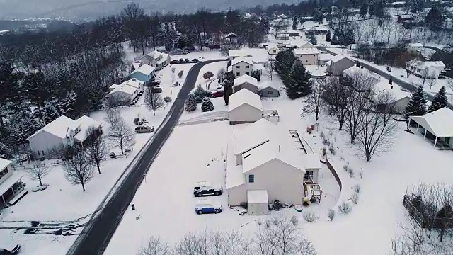 缓慢向前推进的冬季住宅区鸟瞰图