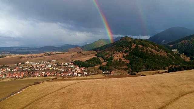 斯洛伐克村庄上空彩虹的基座镜头