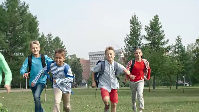 詳情圖-男孩奔向相機