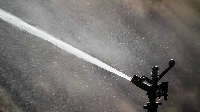 洒水喷头在花园浇水，天气干燥