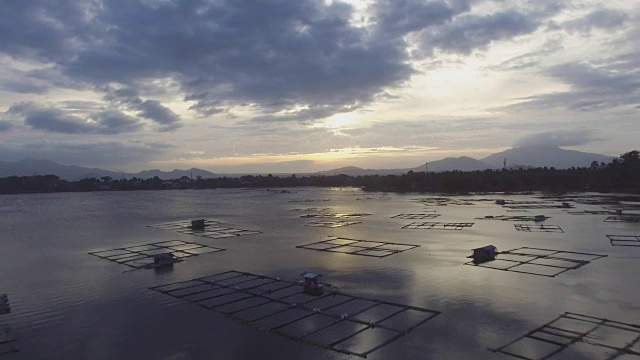 夕阳西下，竹制建筑建在湖中央。剪影,无人机空中