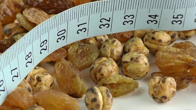 葡萄干鹰嘴豆和测量宏观视图