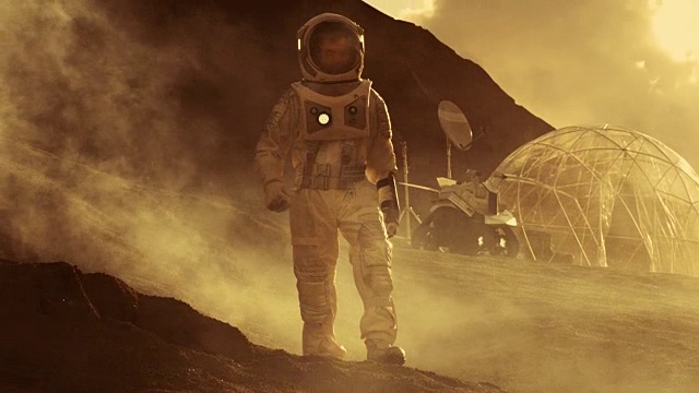 詳情圖-穿著太空服的宇航員行走在紅色星球/火星上。在背景中，他的基地停放著Rover，熾熱的陽(yáng)光照耀著。