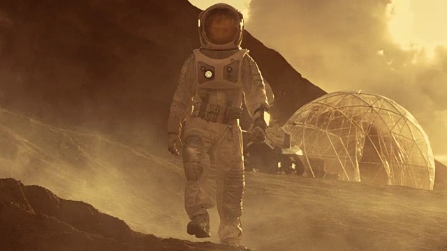 詳情圖-穿著太空服的宇航員行走在紅色星球/火星上。在背景中，他的基地停放著Rover，熾熱的陽(yáng)光照耀著。