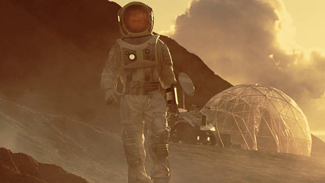 詳情圖-穿著太空服的宇航員行走在紅色星球/火星上。在背景中，他的基地停放著Rover，熾熱的陽(yáng)光照耀著。