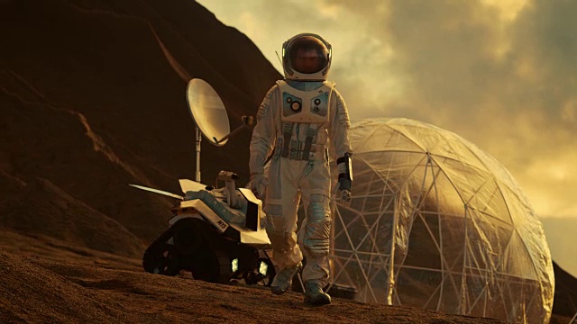 穿着太空服的宇航员行走在红色星球/火星上。背景是他的基地/研究站，附近停着火星车，炽热的阳光照耀着他。