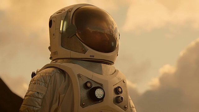 詳情圖-中景拍攝宇航員穿著太空服行走和探索火星/紅色星球。太空探索，發(fā)現(xiàn)，殖民概念。