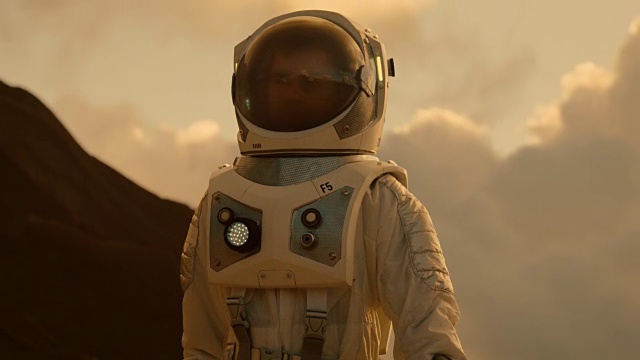 詳情圖-中景拍攝宇航員穿著太空服行走和探索火星/紅色星球。太空探索，發(fā)現(xiàn)，殖民概念。