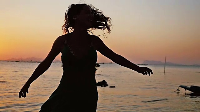 詳情圖-自由快樂的女人在海灘上跑步，伸開雙臂，享受大自然，在日落時(shí)分在海邊跳舞。緩慢的運(yùn)動(dòng)。1920,x1080