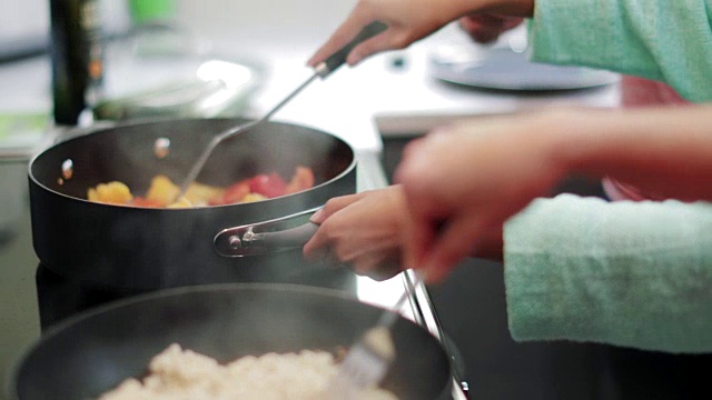 小女孩在家里学习做饭