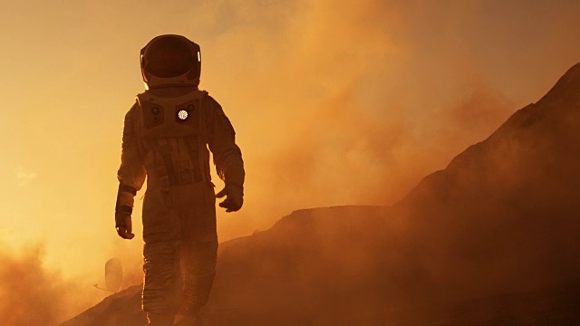 詳情圖-驕傲的宇航員自信地在火星表面行走。被氣體和巖石覆蓋的紅色星球，克服困難，人類的重要時刻。