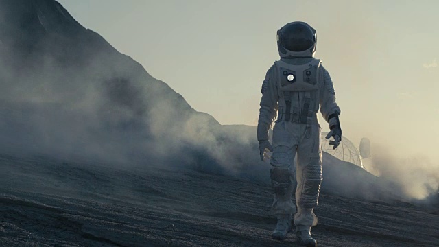 詳情圖-驕傲的宇航員自信地探索外星球的表面。寒冷的星球被氣體和巖石覆蓋，人們克服困難，人類的重要時(shí)刻。