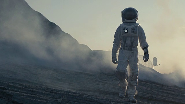 詳情圖-驕傲的宇航員自信地探索外星球的表面。寒冷的星球被氣體和巖石覆蓋，人們克服困難，人類的重要時(shí)刻。
