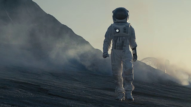 詳情圖-驕傲的宇航員自信地探索外星球的表面。寒冷的星球被氣體和巖石覆蓋，人們克服困難，人類的重要時(shí)刻。