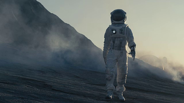 詳情圖-驕傲的宇航員自信地探索外星球的表面。寒冷的星球被氣體和巖石覆蓋，人們克服困難，人類的重要時(shí)刻。