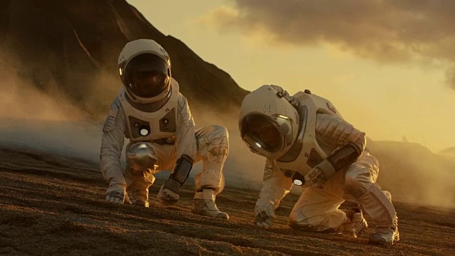 詳情圖-兩名宇航員收集外星球土壤樣本，用手電腦分析?；鹦?紅色星球載人探險(xiǎn)。