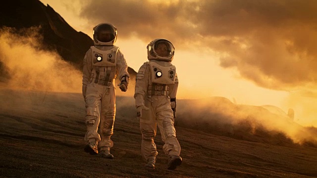 詳情圖-兩名宇航員穿著宇航服在火星上自信地行走，在火星表面進行探索探險。太空旅行，行星發(fā)現(xiàn)，殖民概念。