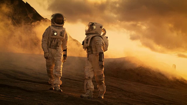 詳情圖-兩名宇航員穿著宇航服在火星上自信地行走，在火星表面進行探索探險。太空旅行，行星發(fā)現(xiàn)，殖民概念。