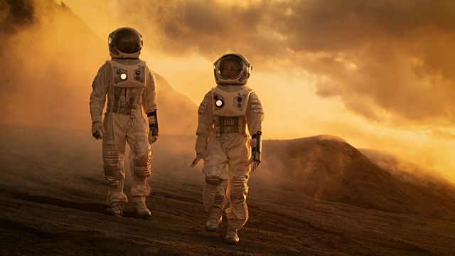 詳情圖-兩名宇航員穿著宇航服在火星上自信地行走，在火星表面進行探索探險。太空旅行，行星發(fā)現(xiàn)，殖民概念。