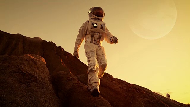 詳情圖-勇敢的宇航員從外星紅色星球/火星的山上降落。太空探索/旅行，殖民概念。