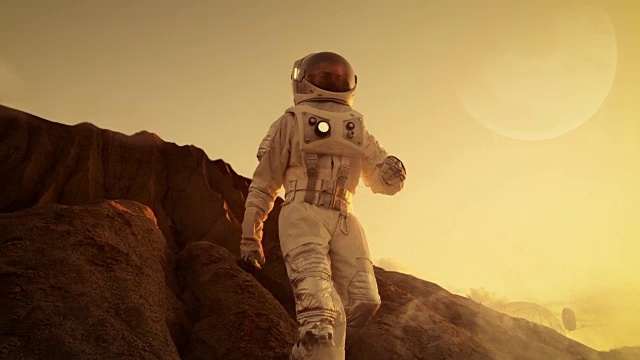 詳情圖-勇敢的宇航員從外星紅色星球/火星的山上降落。太空探索/旅行，殖民概念。