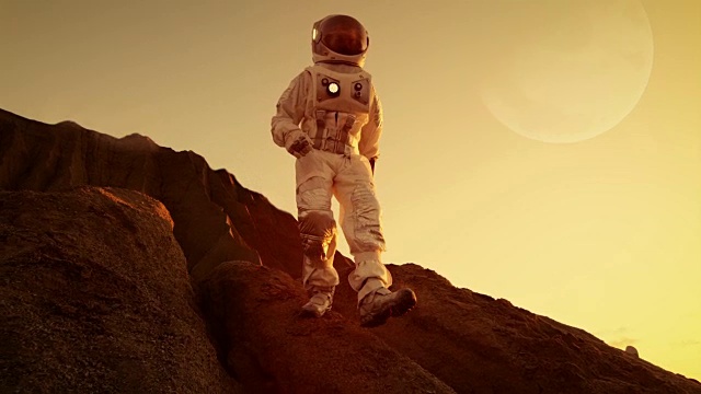 詳情圖-勇敢的宇航員從外星紅色星球/火星的山上降落。太空探索/旅行，殖民概念。
