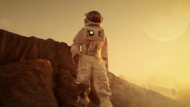 詳情圖-勇敢的宇航員從外星紅色星球/火星的山上降落。太空探索/旅行，殖民概念。