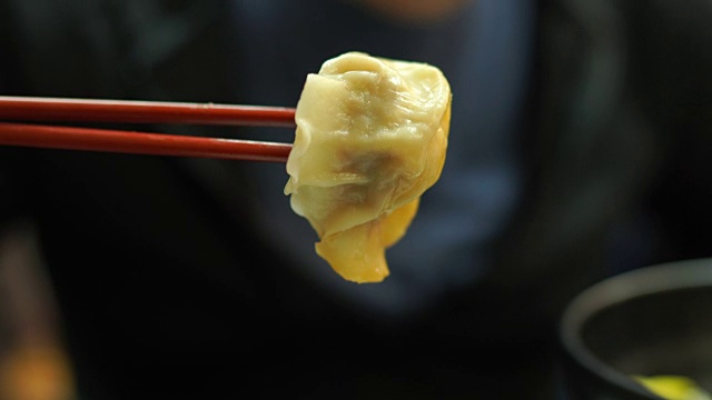 在中餐厅吃香港馄饨或饺子，美味的亚洲食物