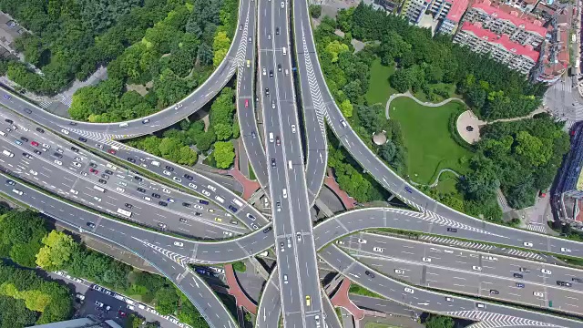 上海多条高速公路和立交桥高峰时段交通鸟瞰图