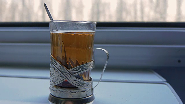 杯架里的茶在火车车厢的桌子上