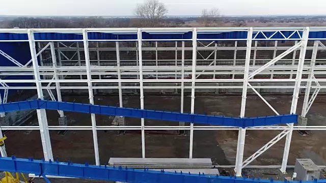 建设大型工业建筑或工厂，工业建筑外观，现代工业外观，全景，金属建筑结构